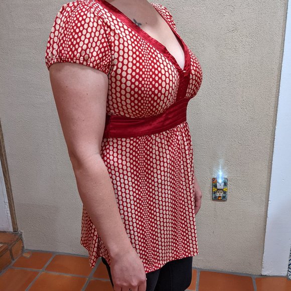 V-neck red and cream colored top - Picture 3 of 4